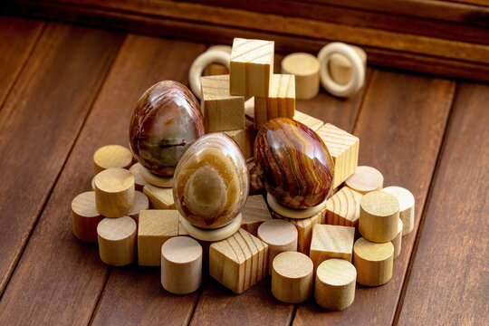 Cubi e cilindri di legno di abete e uova di onice simili al cioccolato