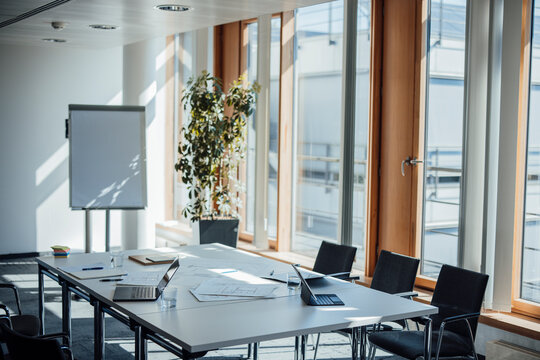 Sunlight illuminates an empty meeting room during a business break