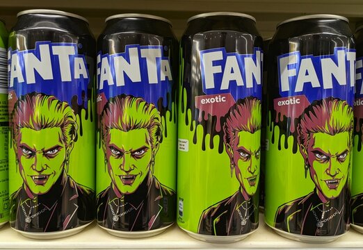 Tiempo de Halloween. Latas de Fanta Exotic, con un moderno vampiro joven con pendientes y est&eacute;tica g&oacute;tica, en estanter&iacute;a de tienda Ahorram&aacute;s, Madrid, Espa&ntilde;a, 5 de octubre de 2026	