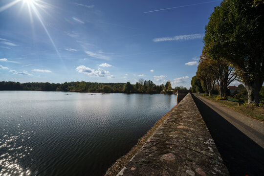 &eacute;tang sous ciel bleu et grand soleil