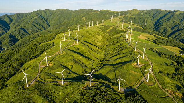 真上から見た風力発電タービンの保守作業：再生可能エネルギーで描く脱炭素の未来