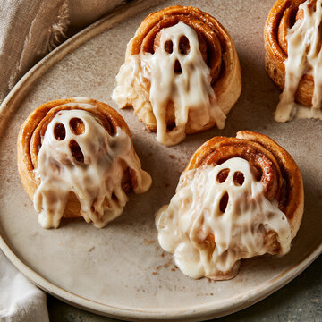 Spooky Halloween cinnamon rolls with festive decorations and sweet frosting, making a fun homemade treat for Halloween breakfast, parties, and seasonal celebrations.