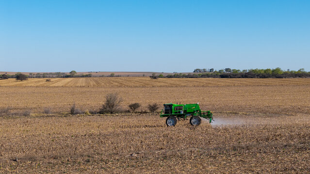 Self-propelled agricultural sprayer applying liquid fertilizer or herbicide in a dry stubble field