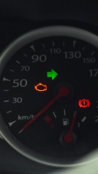 The dashboard indicator light flashes inside the vehicle during driving, displaying the right turn signal arrow on the control panel to guide the operator safely in transportation