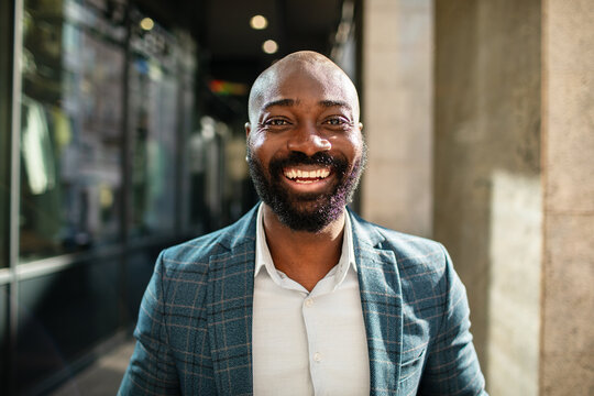 Smiling businessman portrait outdoors in the city