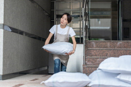 土嚢を積む女性