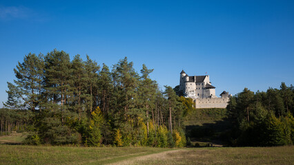 Kamienny zamek Bobolice w jesiennej oprawie Jura Krakowsko Częstochowska Polska © kubikactive