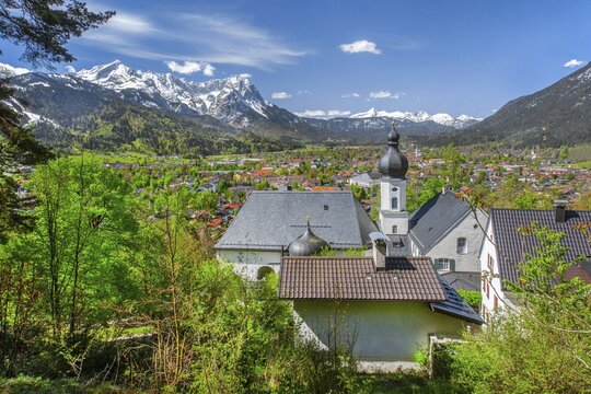 Pilgrimage church St. Anton in spring above the village in front of the Zugspitze group 2962m in the Wetterstein mountains, Garmisch-Partenkirchen, Loisachtal, Werdenfelser Land, Bavarian Alps, Upper Bavaria, Bavaria, Germany