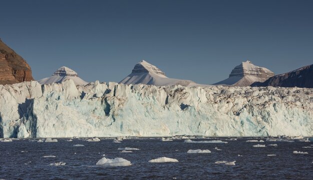 Glacial ice, Ossian Sarsfjellet, Colletthogda, the Tre Kroner (Three Crowns) mountain peaks &ndash; Svea, Dana and Nora (representing Sweden, Denmark and Norway), Kongsfjorden, the Svalbard archipelago, Svalbard, Norway