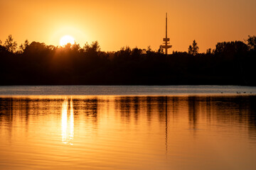 Abendrot am Wellsee mit Blick auf den Kieler Fernsehturm © Belladventure