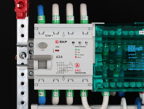 A 4-pole arc fault protection module from EKF is installed in the electrical switchboard.
