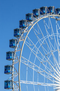 Riesenrad vor blauem Himmel