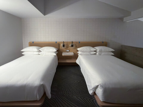 Int&eacute;rieur d'une chambre d'h&ocirc;tel, avec deux lits double avec des oreillers