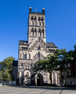 Eingangsportal der Marienkirche in Neuss