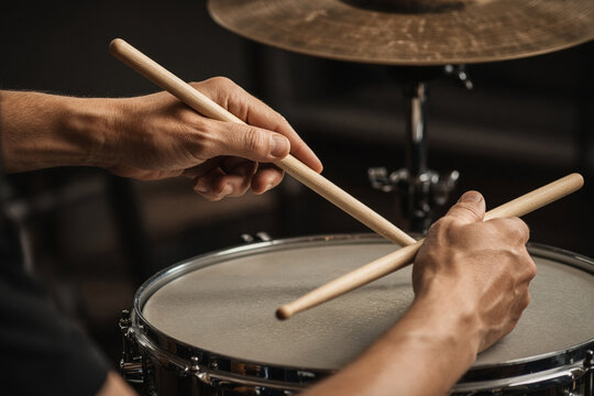 mani uomo ragazzo che suona la batteria strumento 
