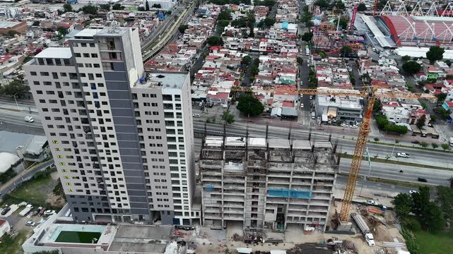 Edificios en construcci&oacute;n aun costado de avenida 