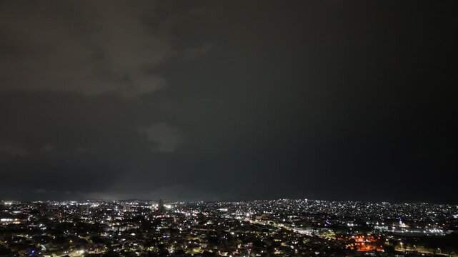 Cuidad de noche con tormenta el&eacute;ctrica con vista a&eacute;rea Guadalajara Jalisco M&eacute;xico 