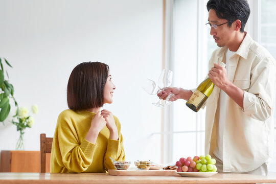 お酒を呑みながら食事をする女性と男性