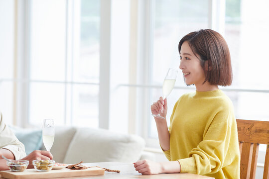 お酒を呑みながら食事をする女性と男性