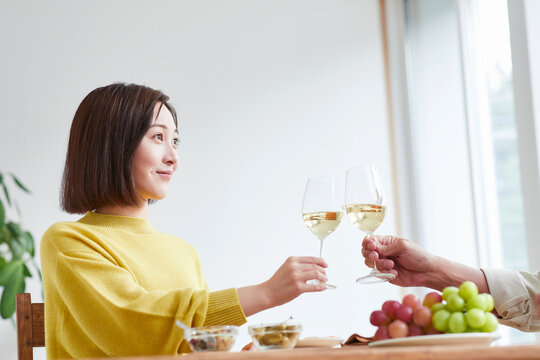 お酒を呑みながら食事をする女性と男性