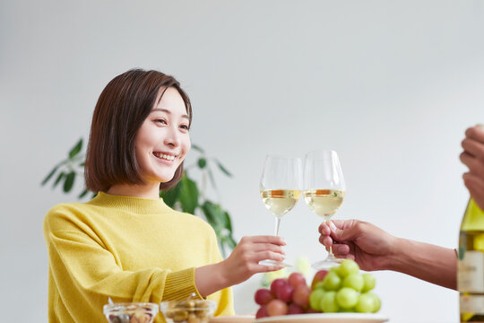 お酒を呑みながら食事をする女性と男性