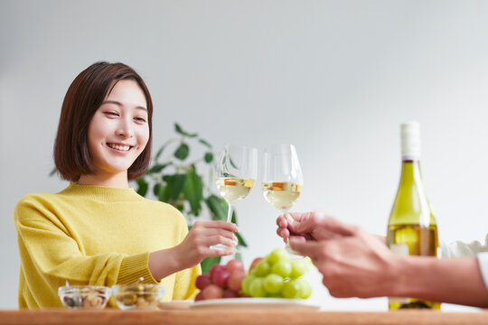 お酒を呑みながら食事をする女性と男性
