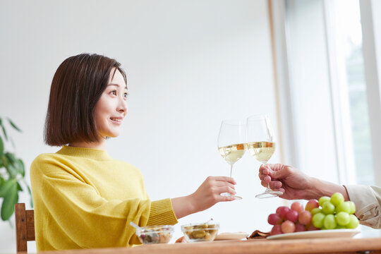 お酒を呑みながら食事をする女性と男性