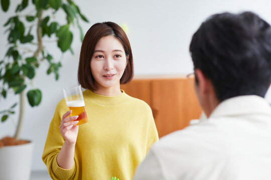 お酒を呑みながら食事をする女性と男性