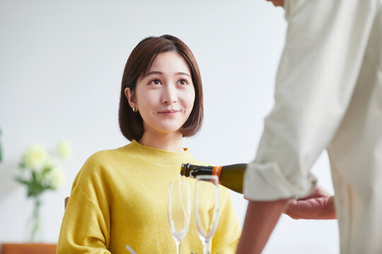 お酒を呑みながら食事をする女性と男性
