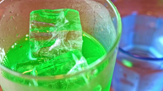 グラスの中で輝く大きな氷のクローズアップ（冷たいドリンク・メロンソーダ）