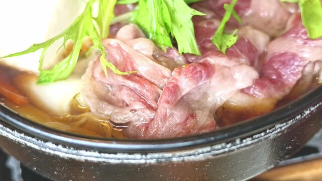 グツグツ煮え立つ黒毛和牛のすき焼き・肉鍋の超クローズアップ