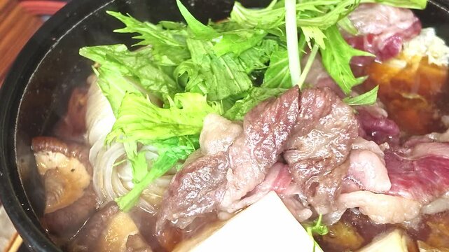 グツグツ煮え立つ黒毛和牛のすき焼き・肉鍋の超クローズアップ