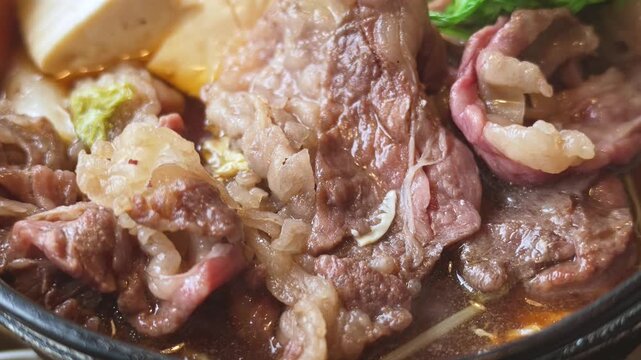 グツグツ煮え立つ黒毛和牛のすき焼き・肉鍋の超クローズアップ
