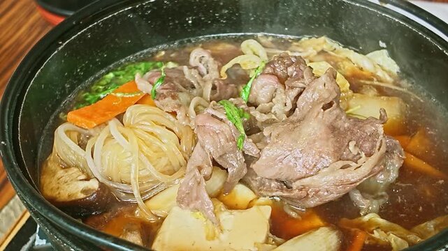 【シズル感】箸で持ち上げる熱々の黒毛和牛すき焼き（肉鍋の箸上げシーン）