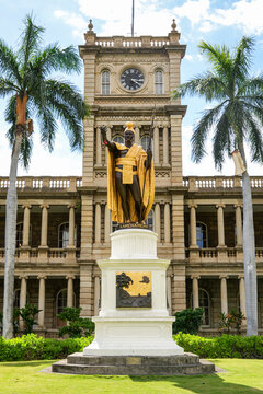 Golden and bronze statue of King Kamehameha I in front of Aliiolani Hale housing the Hawaii State Supreme Court in downtown Honolulu, Oahu