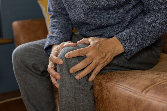 膝の痛みを抱える中年男性