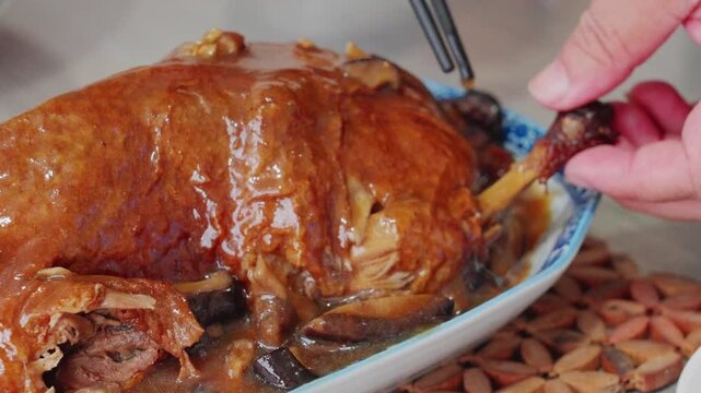 Nanning's traditional dish of drunken duck with shiitake mushrooms, which is tender and tender with chopsticks.