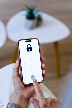 Fingerprint authentication on locked smartphone screen