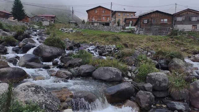 A slow-motion view of the stream flowing through Elevit Plateau in Rize, T&uuml;rkiye