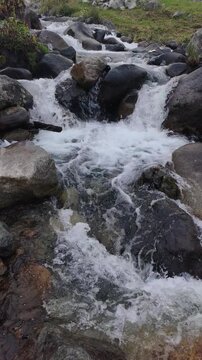 A slow-motion view of the stream flowing through Elevit Plateau in Rize, T&uuml;rkiye
