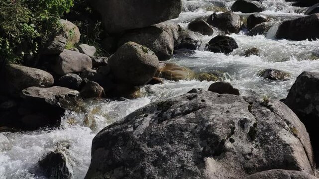 A slow-motion view of the stream flowing through Elevit Plateau in Rize, T&uuml;rkiye