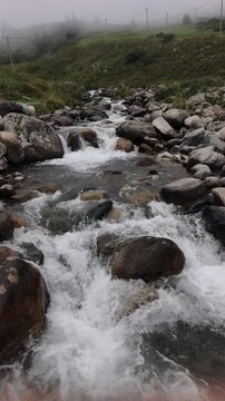 A slow-motion view of the stream flowing through Elevit Plateau in Rize, T&uuml;rkiye