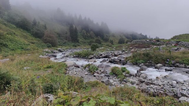 A slow-motion view of the stream flowing through Elevit Plateau in Rize, T&uuml;rkiye