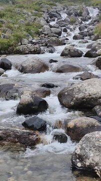 A slow-motion view of the stream flowing through Elevit Plateau in Rize, T&uuml;rkiye