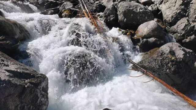 A slow-motion view of the stream flowing through Elevit Plateau in Rize, T&uuml;rkiye