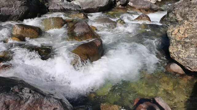 A slow-motion view of the stream flowing through Elevit Plateau in Rize, T&uuml;rkiye