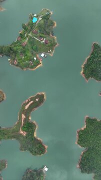 Guatap&eacute; Featuring El Pe&ntilde;&oacute;n de Guatap&eacute; Monolith and Scenic Reservoir Landscape in Antioquia, Colombia. Establishing Shot. Aerial View. Vertical Video.