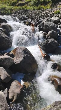 A slow-motion view of the stream flowing through Elevit Plateau in Rize, T&uuml;rkiye