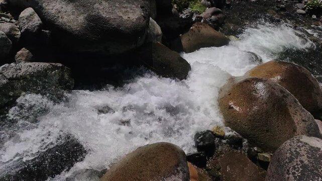 A slow-motion view of the stream flowing through Elevit Plateau in Rize, T&uuml;rkiye