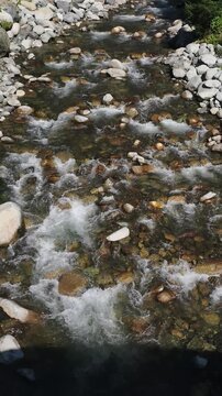 A slow-motion view of the stream flowing through Elevit Plateau in Rize, T&uuml;rkiye